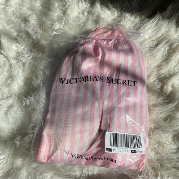 Victoria’s Secret Fuzzy Slippers Gift Set - Picture 3 of 5